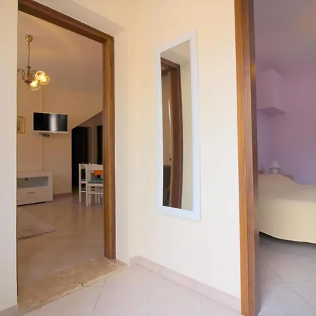 Strandnahe Livija 1 Mit Pool Und Garten Appartement