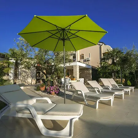 Strandnahe Livija 1 Mit Pool Und Garten Appartement *
