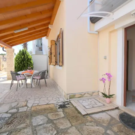 Strandnahe Livija 1 Mit Pool Und Garten Poreč