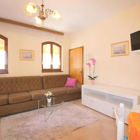 Strandnahe Livija 1 Mit Pool Und Garten Appartement