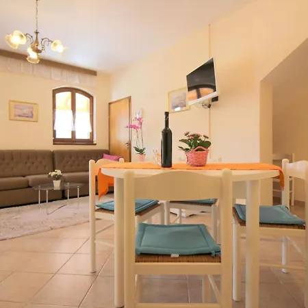Strandnahe Livija 1 Mit Pool Und Garten Appartement