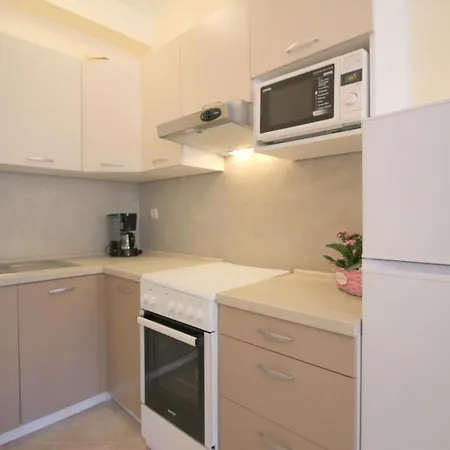Appartement Strandnahe Livija 1 Mit Pool Und Garten *