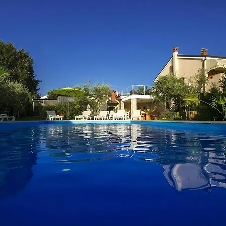 Strandnahe Livija 1 Mit Pool Und Garten Poreč
