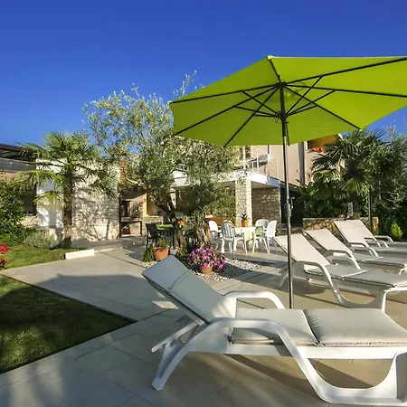 Strandnahe Livija 1 Mit Pool Und Garten Appartement